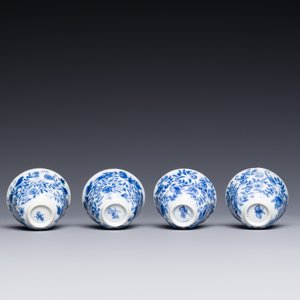 Quatre tasses et soucoupes miniatures en porcelaine de Chine en bleu et blanc, marque papillon, Kangxi — photo 4