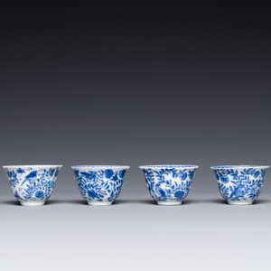 Quatre tasses et soucoupes miniatures en porcelaine de Chine en bleu et blanc, marque papillon, Kangxi — photo 6