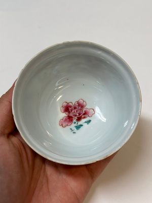 Quatre tasses et trois soucoupes en porcelaine de Chine famille rose à décor floral, Yongzheng — photo 11