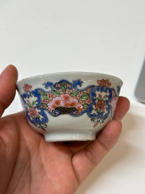 Quatre tasses et trois soucoupes en porcelaine de Chine famille rose à décor floral, Yongzheng — photo 15