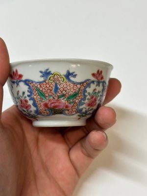 Quatre tasses et trois soucoupes en porcelaine de Chine famille rose à décor floral, Yongzheng — photo 18