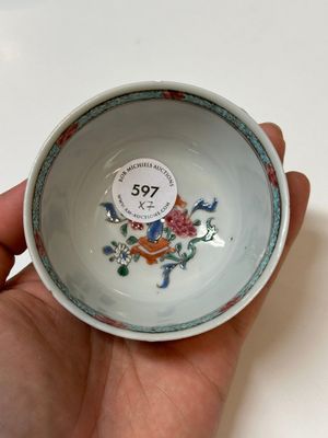Quatre tasses et trois soucoupes en porcelaine de Chine famille rose à décor floral, Yongzheng — photo 19