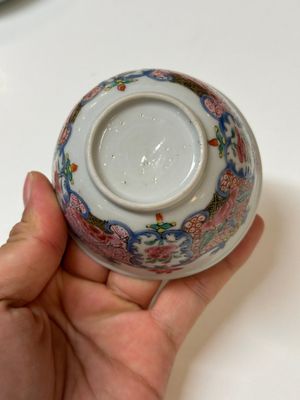 Quatre tasses et trois soucoupes en porcelaine de Chine famille rose à décor floral, Yongzheng — photo 20