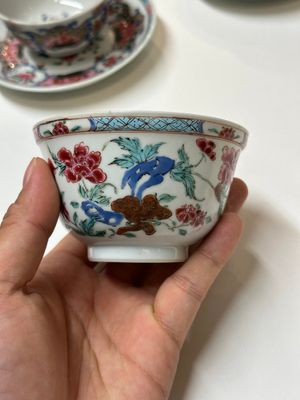 Quatre tasses et trois soucoupes en porcelaine de Chine famille rose à décor floral, Yongzheng — photo 2