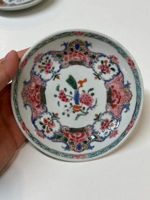 Quatre tasses et trois soucoupes en porcelaine de Chine famille rose à décor floral, Yongzheng — photo 21