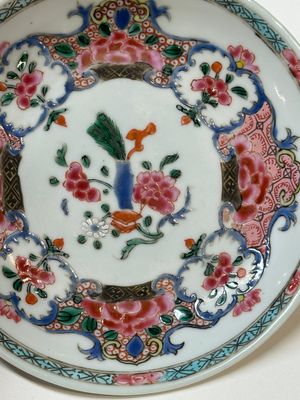 Quatre tasses et trois soucoupes en porcelaine de Chine famille rose à décor floral, Yongzheng — photo 22