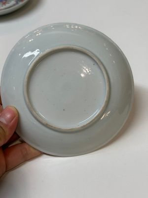 Quatre tasses et trois soucoupes en porcelaine de Chine famille rose à décor floral, Yongzheng — photo 23