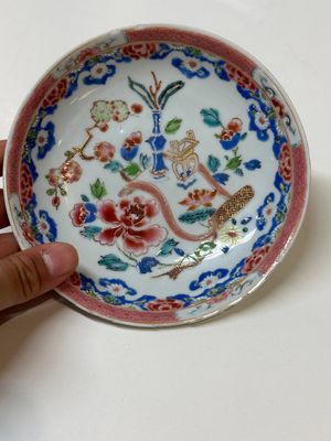 Quatre tasses et trois soucoupes en porcelaine de Chine famille rose à décor floral, Yongzheng — photo 26