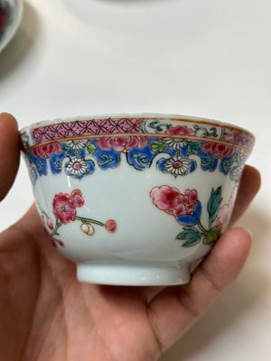 Quatre tasses et trois soucoupes en porcelaine de Chine famille rose à décor floral, Yongzheng — photo 9