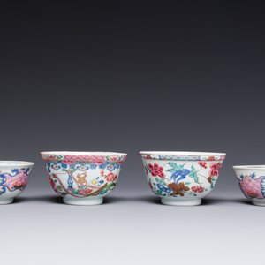Quatre tasses et trois soucoupes en porcelaine de Chine famille rose à décor floral, Yongzheng — photo 4