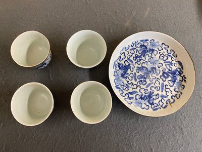 Quatre tasses sur leur plateau en porcelaine de Chine en bleu et blanc, marque Shun Li Kun Ji, 19ème — photo 1