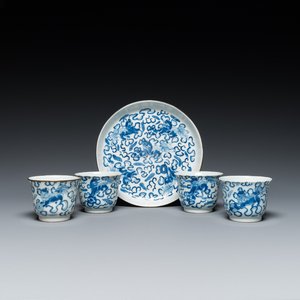 Quatre tasses sur leur plateau en porcelaine de Chine en bleu et blanc, marque Shun Li Kun Ji, 19ème — photo 1
