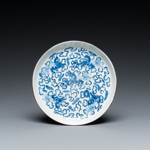 Quatre tasses sur leur plateau en porcelaine de Chine en bleu et blanc, marque Shun Li Kun Ji, 19ème — photo 2