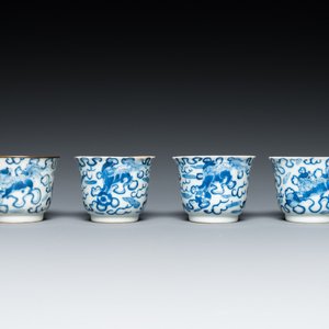 Quatre tasses sur leur plateau en porcelaine de Chine en bleu et blanc, marque Shun Li Kun Ji, 19ème — photo 4