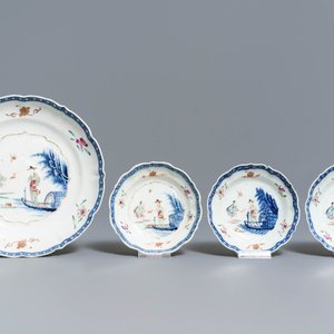 Quatre tasses, trois soucoupes et une assiette en porcelaine de Chine famille rose, Qianlong — photo 2