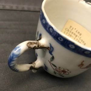 Quatre tasses, trois soucoupes et une assiette en porcelaine de Chine famille rose, Qianlong — photo 25