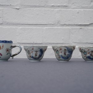 Quatre tasses, trois soucoupes et une assiette en porcelaine de Chine famille rose, Qianlong — photo 10