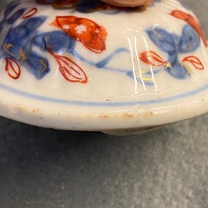 Quatre théières couvertes en porcelaine de Chine de style Imari, Kangxi — photo 15