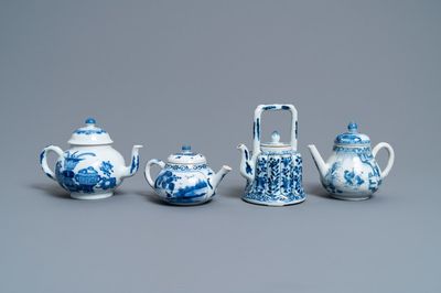 Quatre théières couvertes en porcelaine de Chine en bleu et blanc, Kangxi