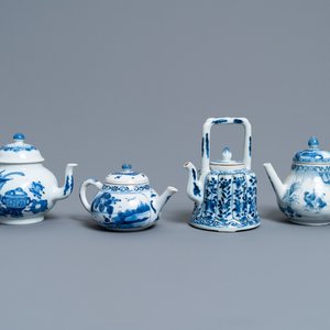 Quatre théières couvertes en porcelaine de Chine en bleu et blanc, Kangxi — photo 1