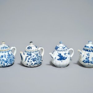 Quatre théières en forme de citrouille en porcelaine de Chine bleu et blanc, Kangxi — photo 1