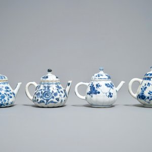Quatre théières en forme de citrouille en porcelaine de Chine bleu et blanc, Kangxi — photo 4