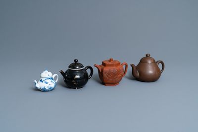 Quatre théières en grès de Yixing et porcelaine de Chine en bleu et blanc et noire monochrome, Kangxi et après