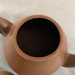 Quatre théières en grès de Yixing et porcelaine de Chine en bleu et blanc et noire monochrome, Kangxi et après — photo 18