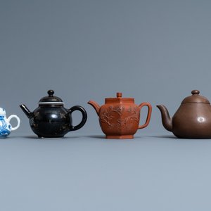 Quatre théières en grès de Yixing et porcelaine de Chine en bleu et blanc et noire monochrome, Kangxi et après — photo 2