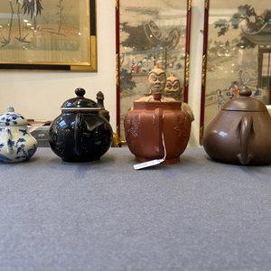 Quatre théières en grès de Yixing et porcelaine de Chine en bleu et blanc et noire monochrome, Kangxi et après — photo 25
