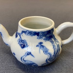 Quatre théières en grès de Yixing et porcelaine de Chine en bleu et blanc et noire monochrome, Kangxi et après — photo 28