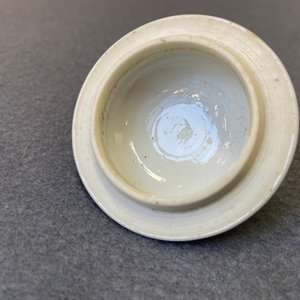 Quatre théières en grès de Yixing et porcelaine de Chine en bleu et blanc et noire monochrome, Kangxi et après — photo 38