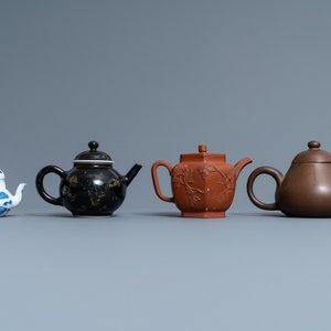 Quatre théières en grès de Yixing et porcelaine de Chine en bleu et blanc et noire monochrome, Kangxi et après — photo 4