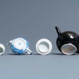 Quatre théières en grès de Yixing et porcelaine de Chine en bleu et blanc et noire monochrome, Kangxi et après — photo 9