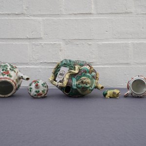 Quatre théières et une boîte à thé en porcelaine de Chine famille rose et verte, Kangxi et après — photo 11