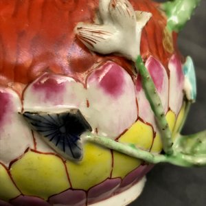 Quatre théières et une boîte à thé en porcelaine de Chine famille rose et verte, Kangxi et après — photo 18