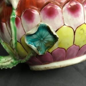Quatre théières et une boîte à thé en porcelaine de Chine famille rose et verte, Kangxi et après — photo 21