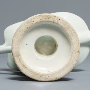 Quatre théières et verseuses en porcelaine de Chine famille rose et bleu et blanc, Kangxi/Qianlong — photo 12