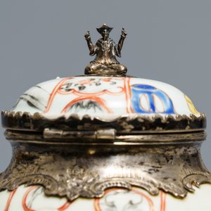 Quatre théières et verseuses en porcelaine de Chine famille rose et bleu et blanc, Kangxi/Qianlong — photo 15