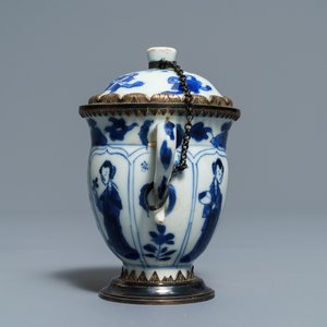 Quatre théières et verseuses en porcelaine de Chine famille rose et bleu et blanc, Kangxi/Qianlong — photo 17