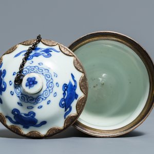 Quatre théières et verseuses en porcelaine de Chine famille rose et bleu et blanc, Kangxi/Qianlong — photo 20