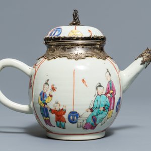 Quatre théières et verseuses en porcelaine de Chine famille rose et bleu et blanc, Kangxi/Qianlong — photo 4