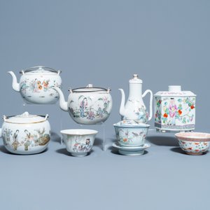Quatre théières, trois bols et une boîte à thé en porcelaine de Chine famille rose, 19/20ème — photo 2