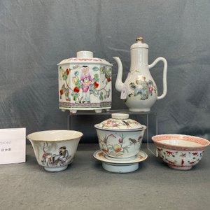Quatre théières, trois bols et une boîte à thé en porcelaine de Chine famille rose, 19/20ème — photo 29