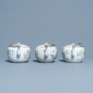 Quatre théières, trois bols et une boîte à thé en porcelaine de Chine famille rose, 19/20ème — photo 6