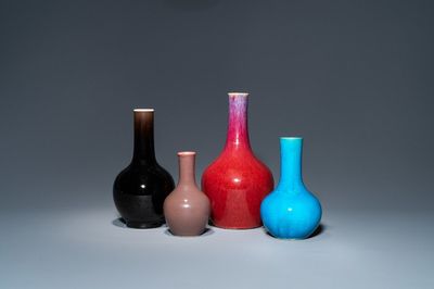 Quatre vases de forme bouteille en porcelaine de Chine monochrome, Kangxi et 19ème