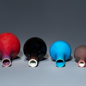 Quatre vases de forme bouteille en porcelaine de Chine monochrome, Kangxi et 19ème — photo 6