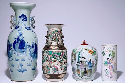 Quatre vases divers en porcelaine de Chine, e.o. en bleu et blanc sur fond céladon, 19/20ème