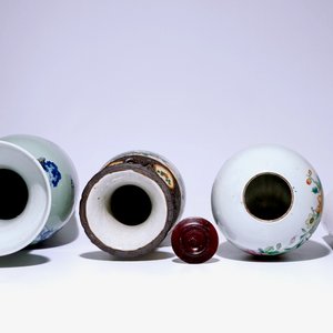 Quatre vases divers en porcelaine de Chine, e.o. en bleu et blanc sur fond céladon, 19/20ème — photo 5