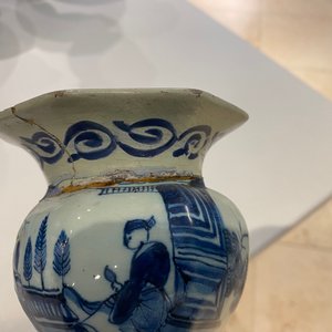 Quatre vases en faïence de Delft en bleu et blanc, 17/18ème — photo 8